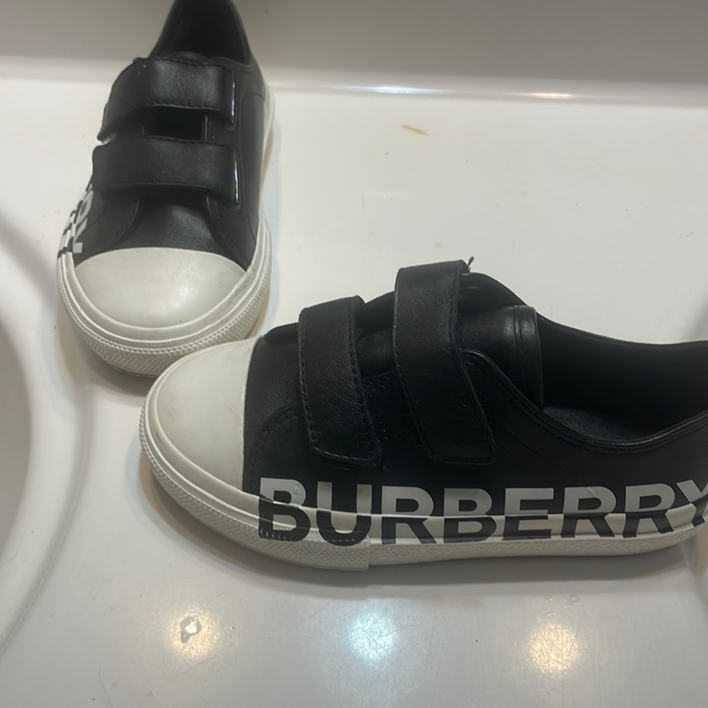 Burberry little girl shoe